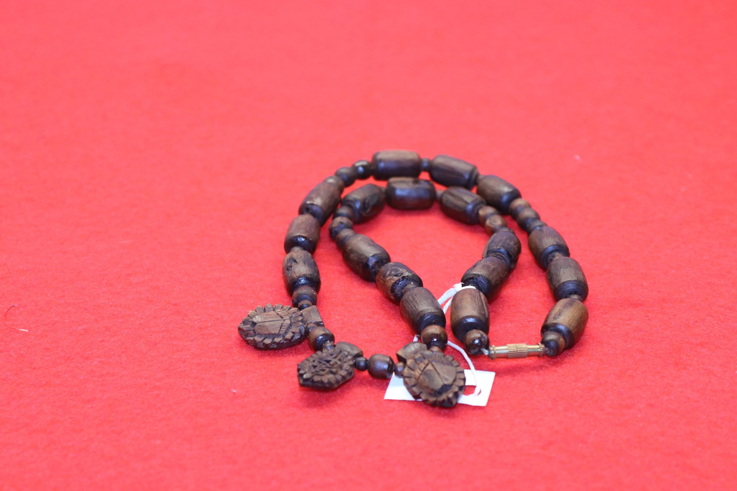 Tulsi Pendant with 2 cute Lotus feet medaillons and Radha & Krishna sanskrit names on the central medaillon - Image 2